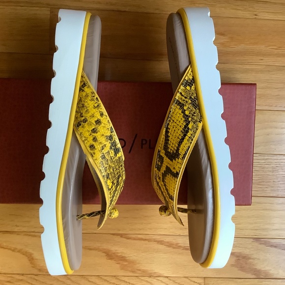 Donald Pliner Leaane Leather Patent Snake Embossed Thong Sandal Yellow SZ 9.5 - Picture 7 of 15